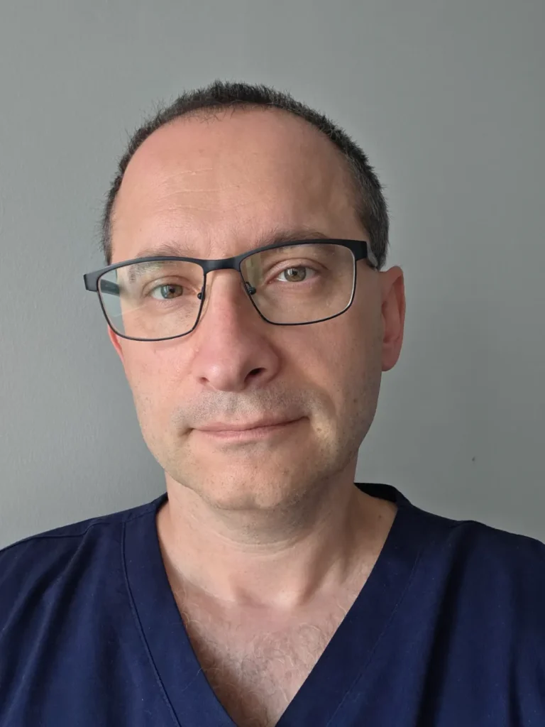 Portret specjalisty w okularach, uśmiech i spokojna postawa — zespół medyczno-psychiatryczny na stronie specjalistów